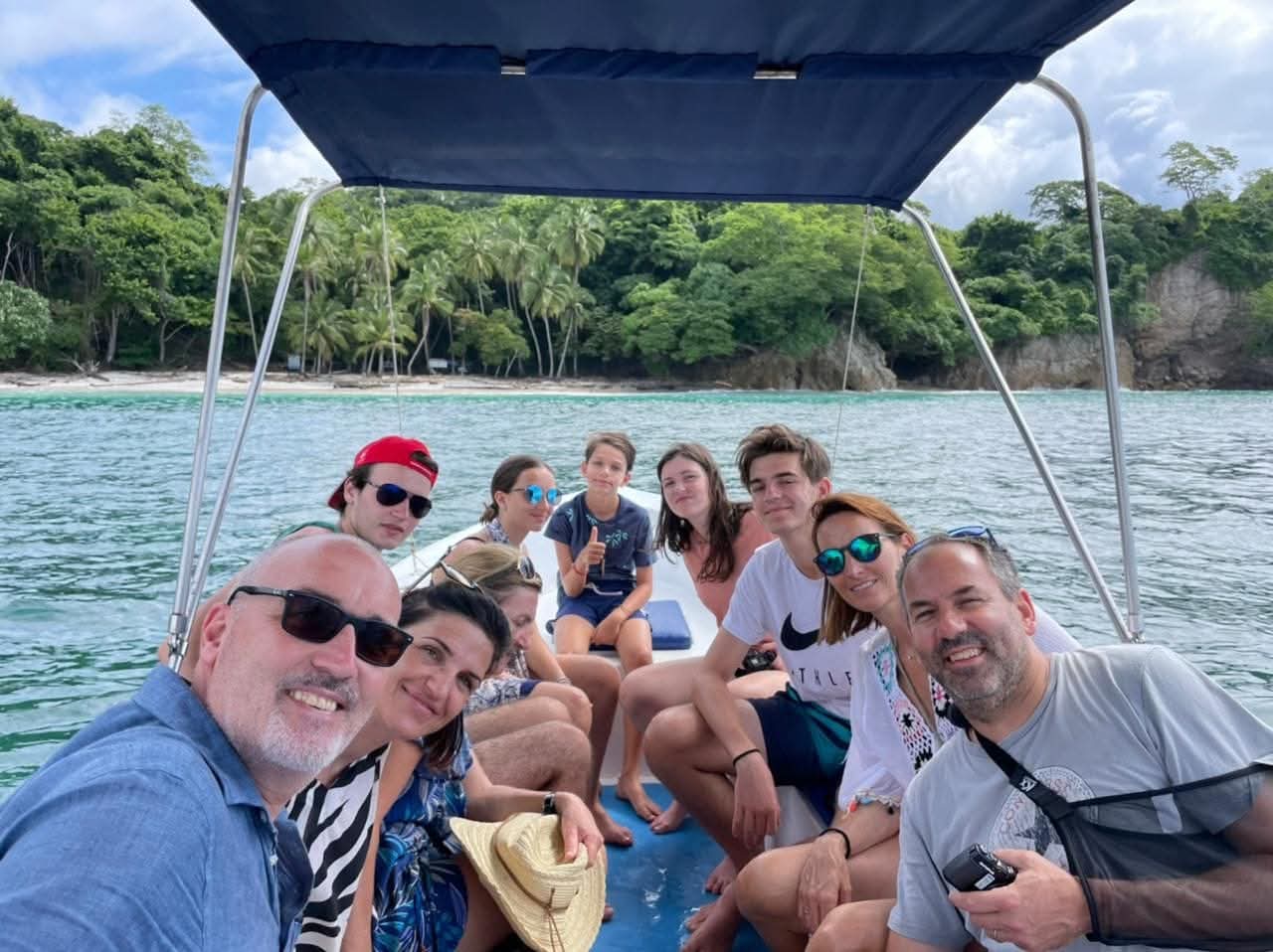 Grupo feliz en barco rumbo a Isla Tortuga